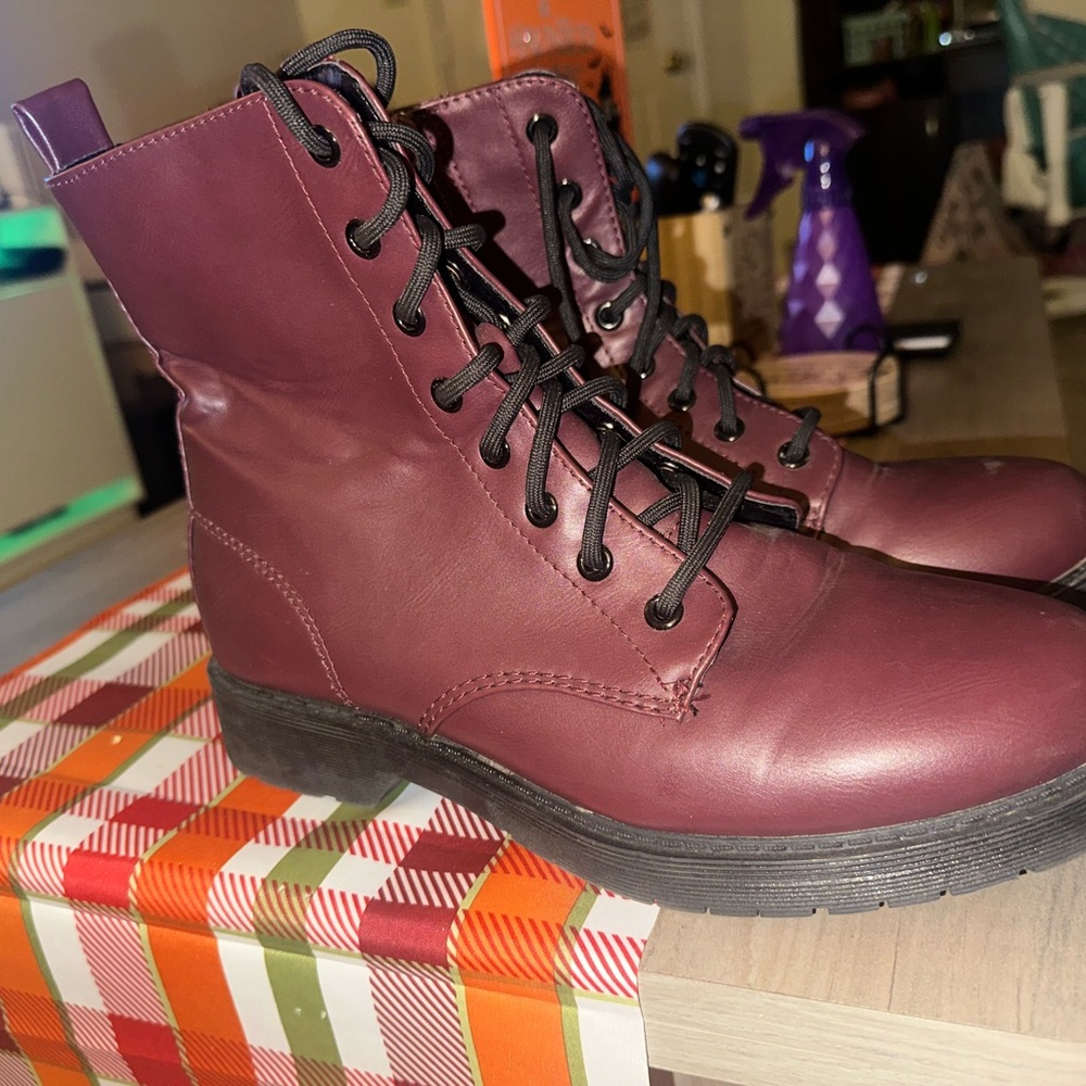 Women’s boots size 9